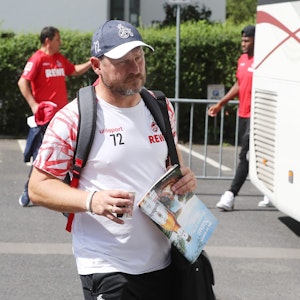 Steffen Baumgart steigt in den Bus des 1. FC Köln.