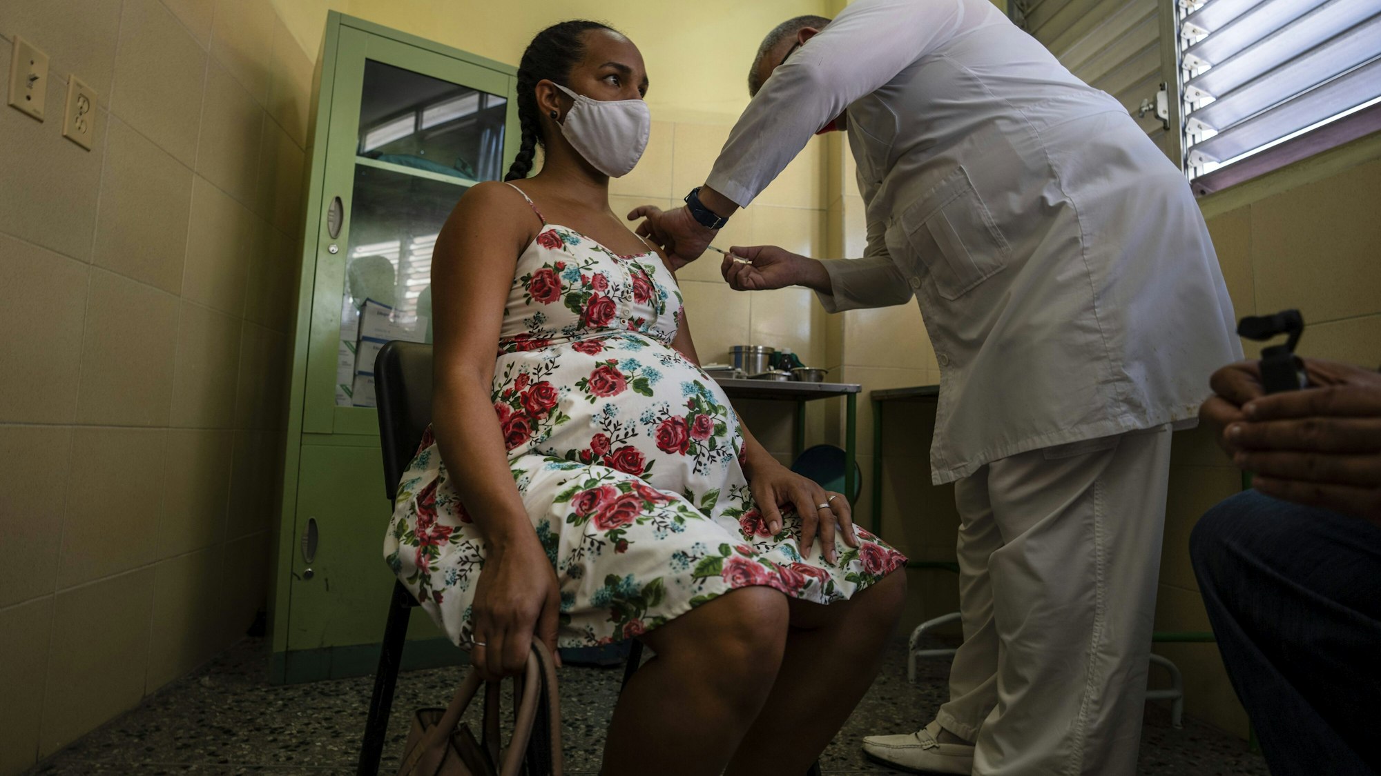 Eine Krankenschwester verabreicht einer schwangeren Frau eine Spritze mit dem kubanischen Corona-Impfstoff Abdala in einer Klinik.