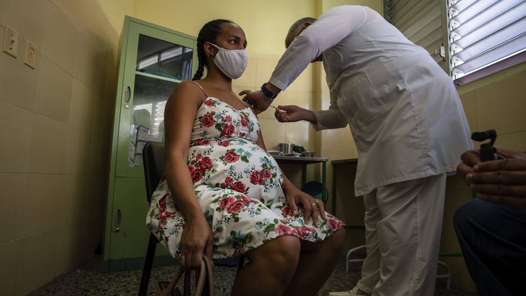 Eine Krankenschwester verabreicht einer schwangeren Frau eine Spritze mit dem kubanischen Corona-Impfstoff Abdala in einer Klinik.
