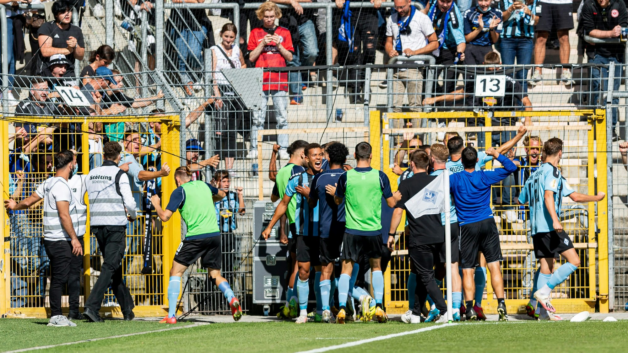 Die Spieler von Waldhof Mannheim jubeln im DFB-Pokal gegen Eintracht Frankfurt vor ihrem Fanblock.
