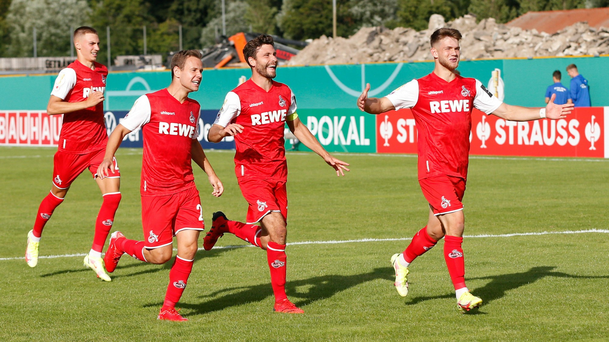 Der 1. FC Köln jubelt über den Pokal-Sieg beim FC Carl Zeiss Jena.