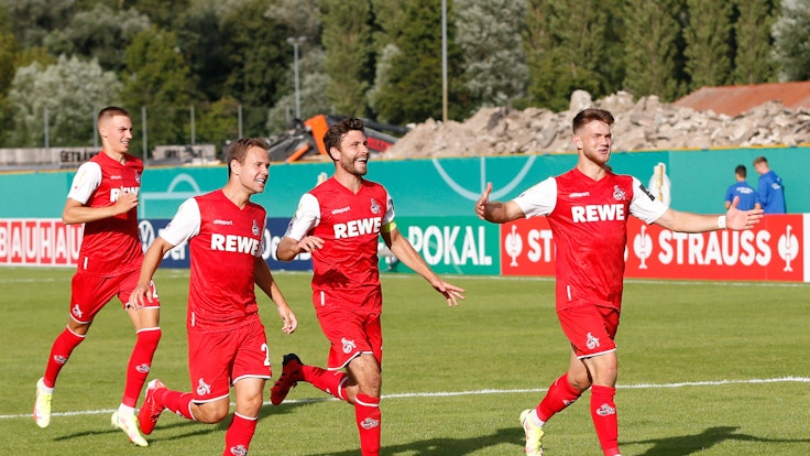 Der 1. FC Köln jubelt über den Pokal-Sieg beim FC Carl Zeiss Jena.