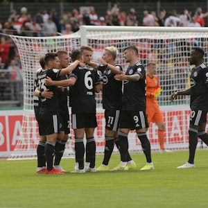 Die Spieler von Fortuna Düsseldorf bejubeln im DFB-Pokal in der Spielertraube ein Tor von Rouwen Hennings.