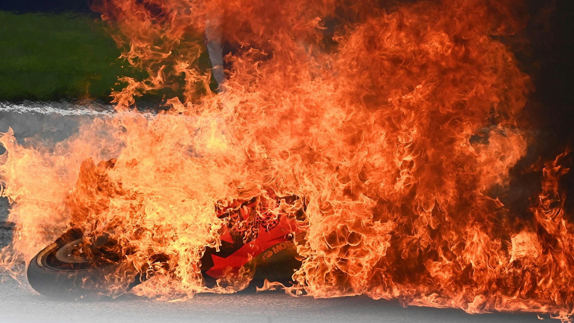 Zwei Rennmaschinen stehen nach dem Crash beim MotoGP in der Steiermark in Flammen.