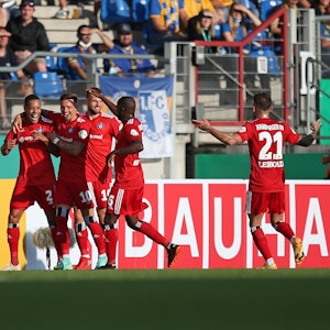 Der HSV bejubelt die Führung durch Jan Gyamerah im Pokalspiel bei Eintracht Braunschweig.