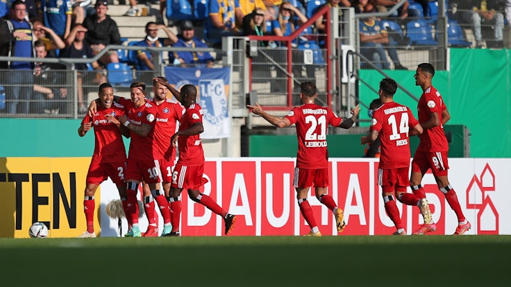 Der HSV bejubelt die Führung durch Jan Gyamerah im Pokalspiel bei Eintracht Braunschweig.