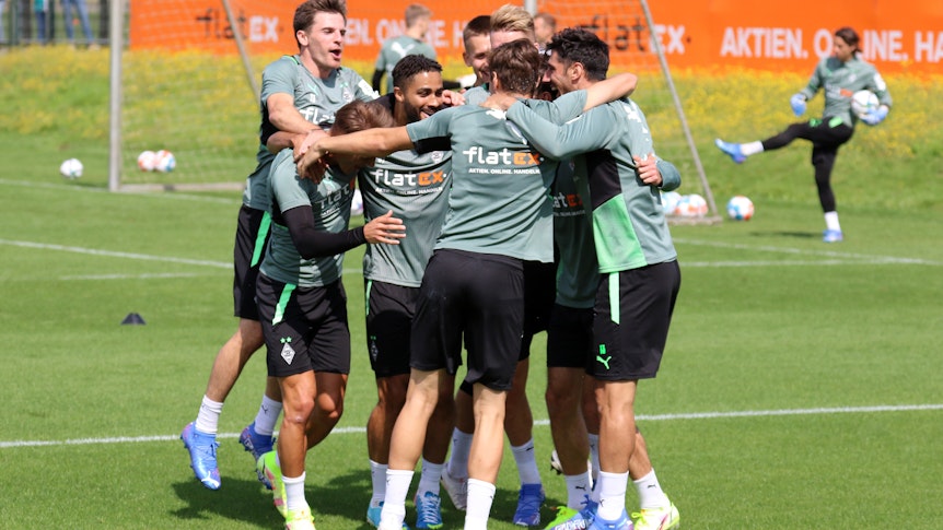 Die Gladbacher jubeln bei ihrer Trainingseinheit am 7. August 2021 im Borussia-Park.