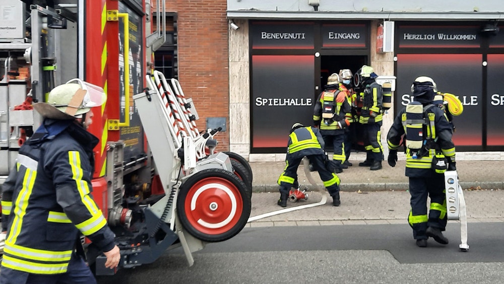 Die Feuerwehr am 8. August im Einsatz: Bei einem Feuer in Krefeld ist es zu einer Verpuffung gekommen.