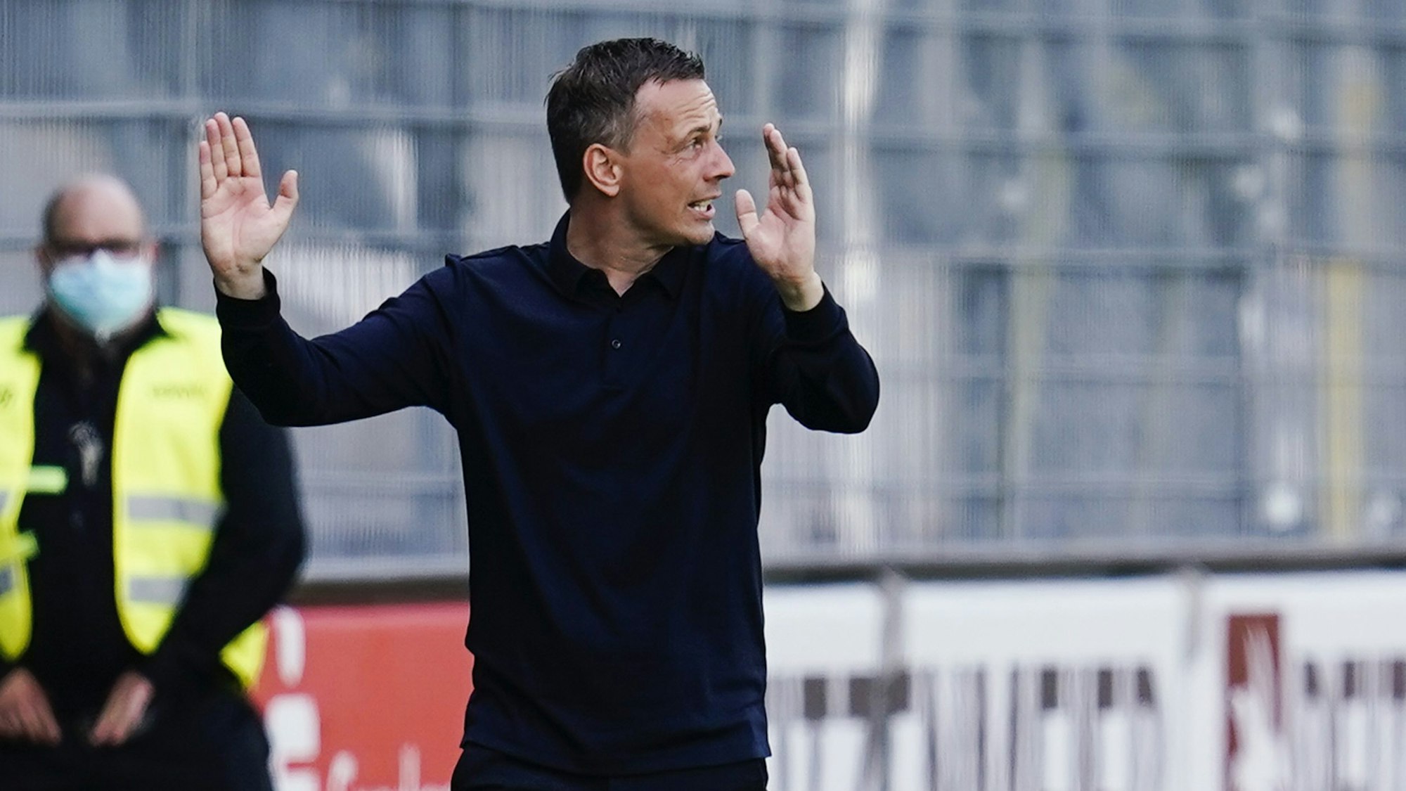 Fortuna Düsseldorfs Trainer Christian Preußer gestikuliert am Spielfeldrand.