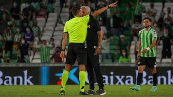 Jose Mourinho protestiert während des Testspiels der AS Rom bei Real Betis beim Schiedsrichter.