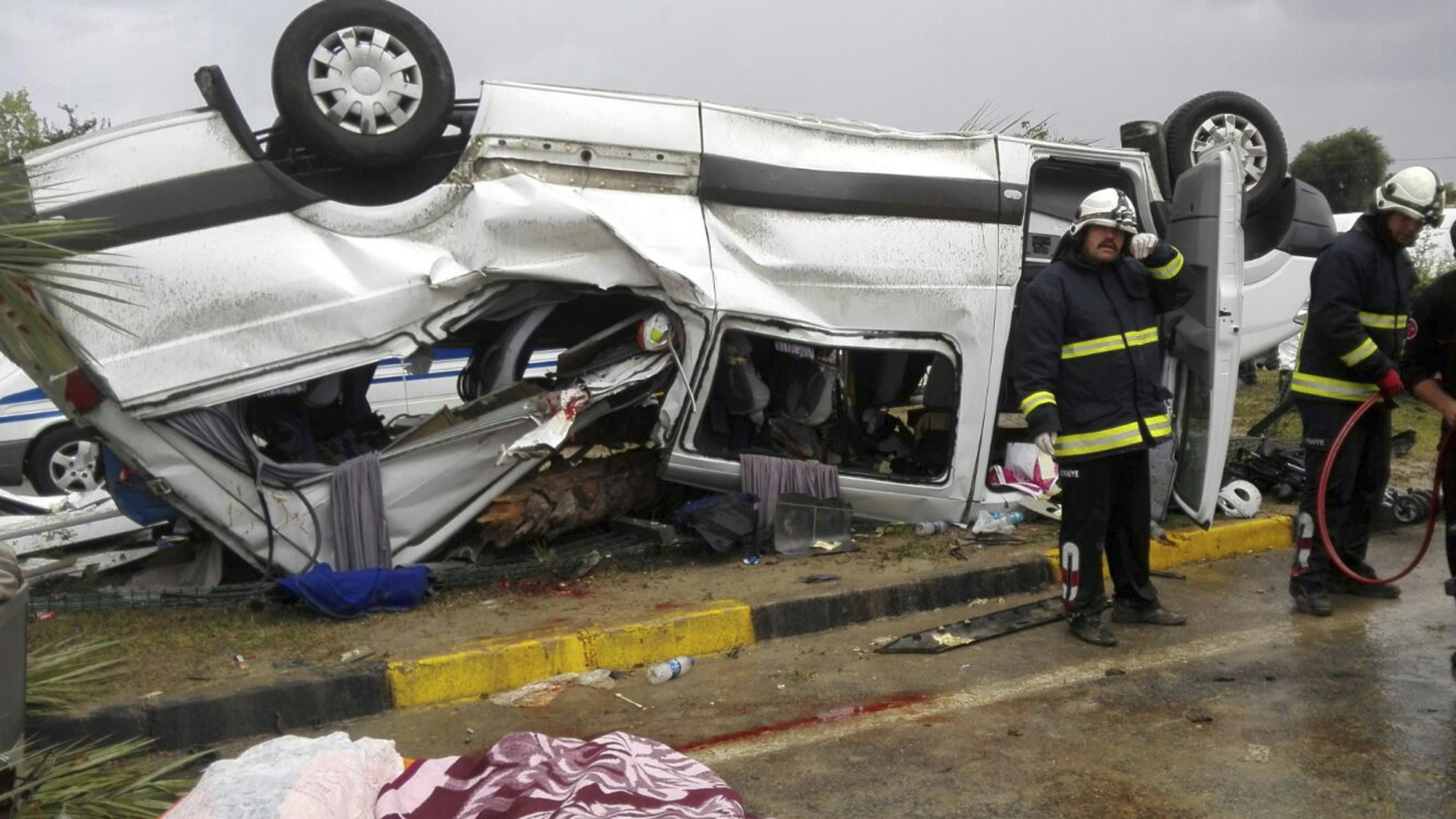 14 Tote im Westen der Türkei: Ein Reisebus ist in Balikesir verunglückt. Unser Einsatzkräfte-Symbolbild wurde 2017 bei einem Unfall nahe Antalya geschossen.