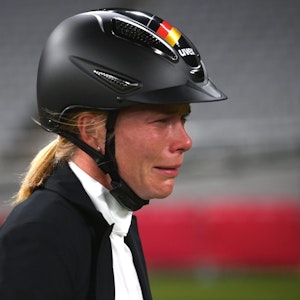 Tokio, Moderner Fünfkampf: Annika Schleu aus Deutschland nach ihrer Disqualifikation. Ihr Pferd hatte mehrmals den Sprung verweigert.