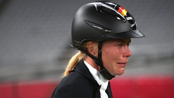 Tokio, Moderner Fünfkampf: Annika Schleu aus Deutschland nach ihrer Disqualifikation. Ihr Pferd hatte mehrmals den Sprung verweigert.