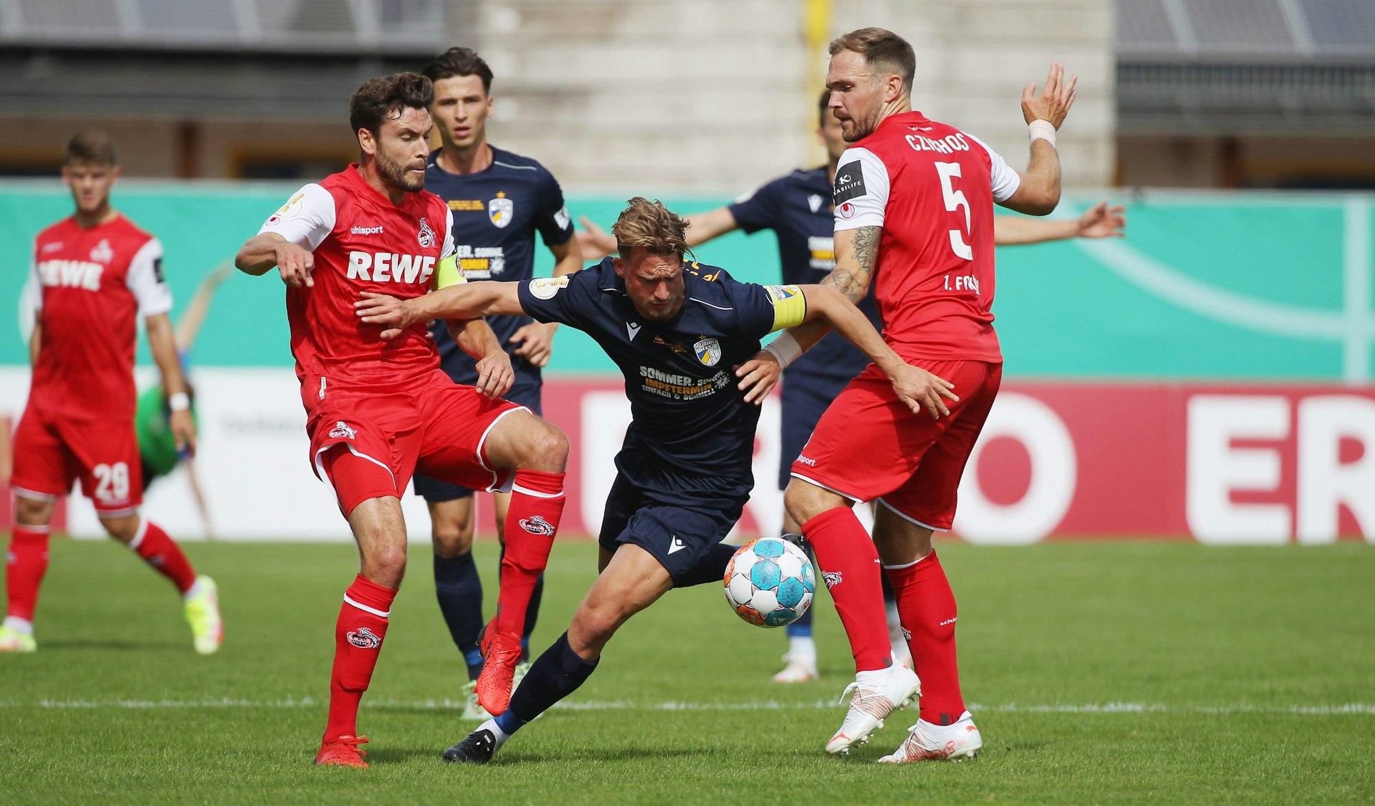 Maximilian Oesterhelweg (Jena)im Kampf Jonas Hector and Rafael Czichos (1.FC Köln).