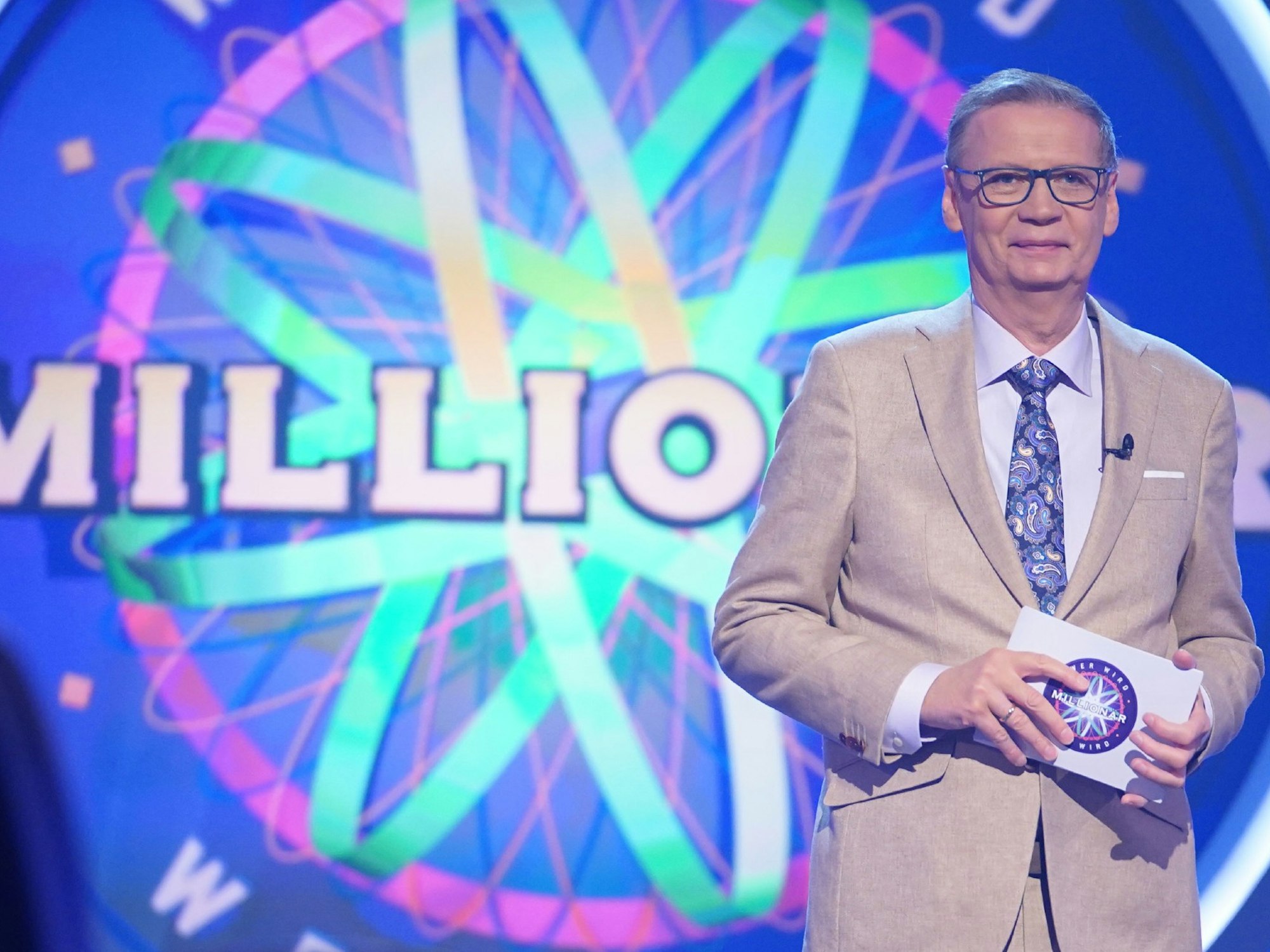 „Wer wird Millionär“-Moderator Günther Jauch steht vor dem Logo der Show.