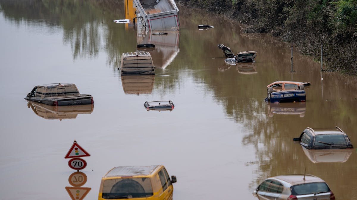 Autos stehen Mitte Juli auf der überfluteten Bundesstraße 265 im Wasser. Der Weltklimarat hat jetzt einen verheerenden Bericht zu Wetterextremen, Eisschmelze und dem steigenden Meeresspiegel veröffentlicht.