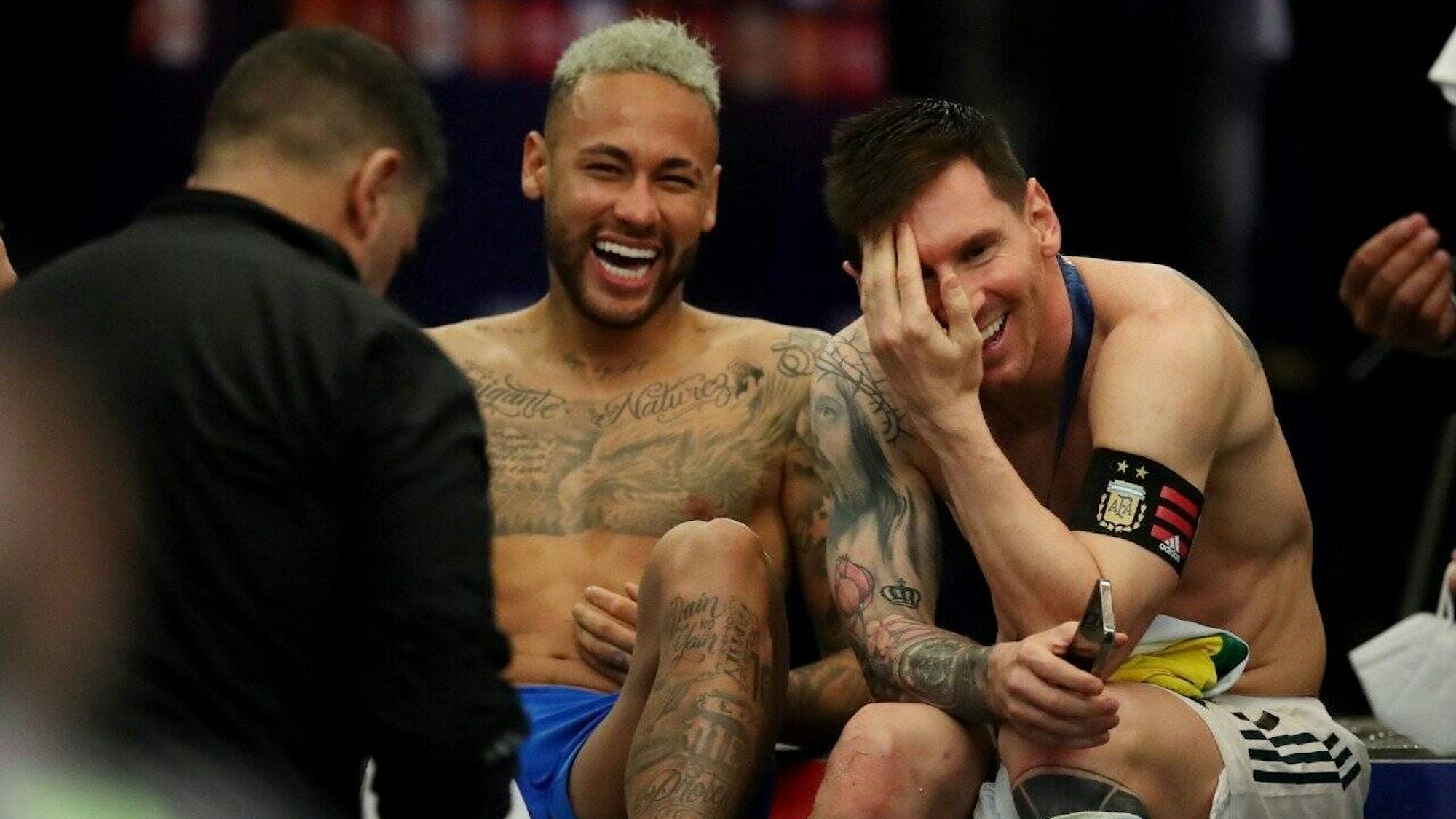 Brasiliens Neymar und der argentinische Fußball-Star Lionel Messi lachen gemeinsam, nachdem Argentinien das Finale der Copa America 1:0 gewinnen konnte.