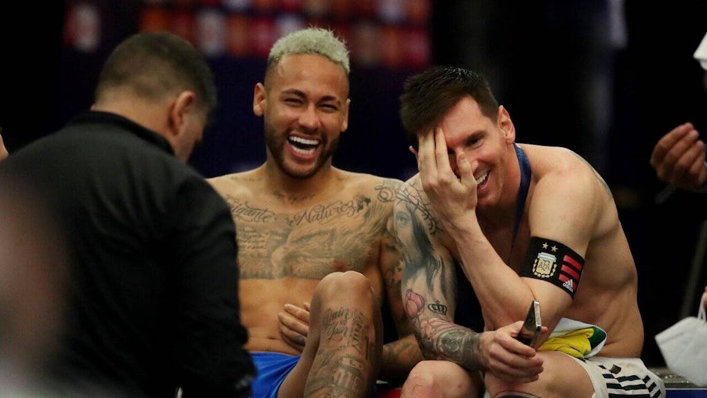 Brasiliens Neymar und der argentinische Fußball-Star Lionel Messi lachen gemeinsam, nachdem Argentinien das Finale der Copa America 1:0 gewinnen konnte.