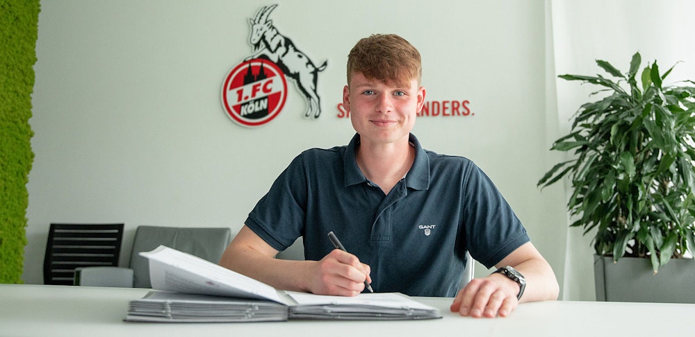 Jonas Urbig unterschreibt seinen neuen Vertrag beim 1. FC Köln.