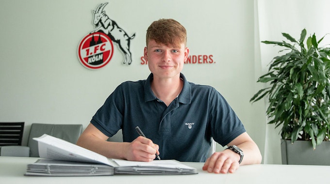 Jonas Urbig unterschreibt seinen neuen Vertrag beim 1. FC Köln.
