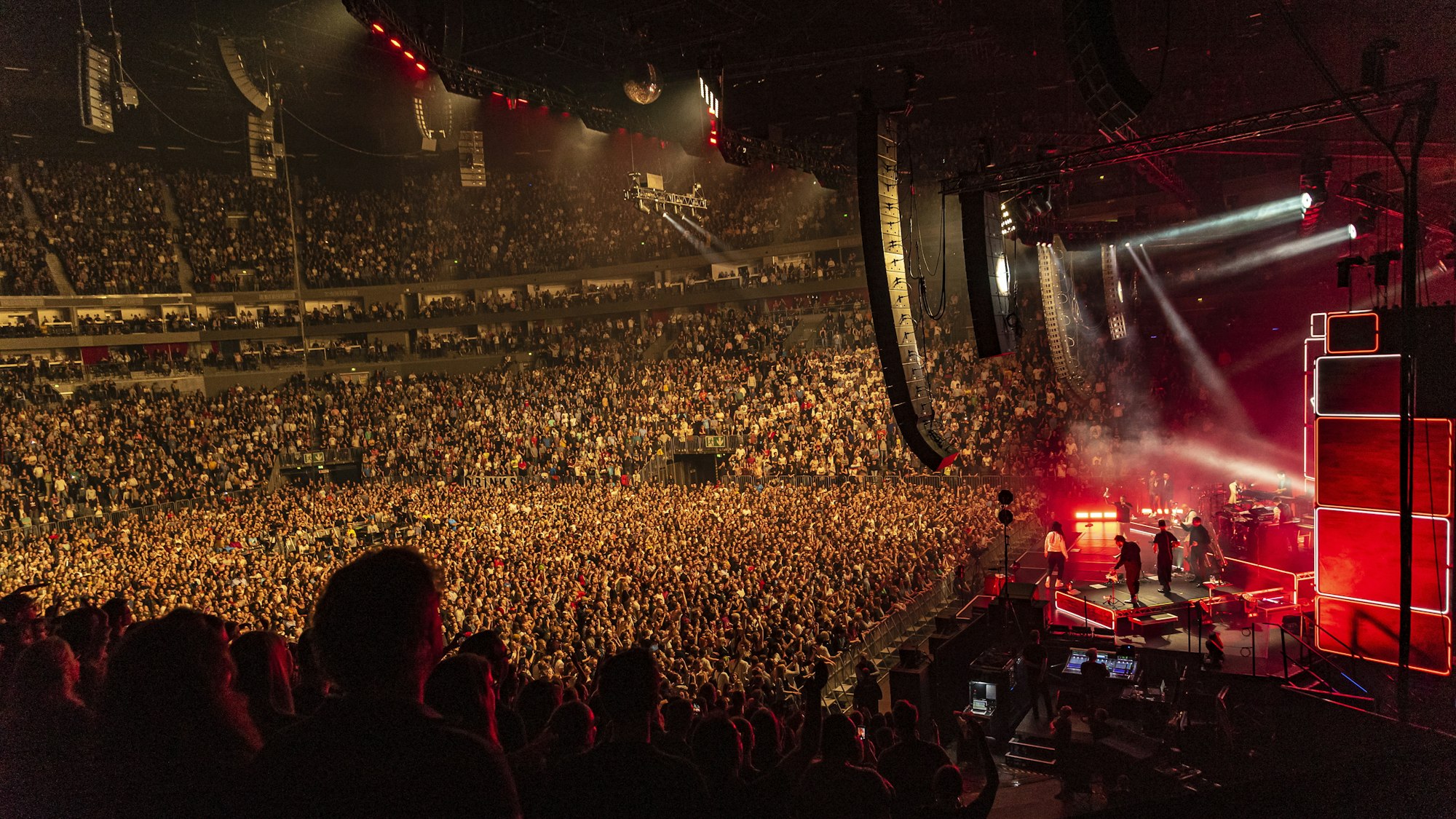 Die volle Lanxess-Arena bei einem Konzert der Berliner Musikgruppe Seeed im Jahr 2019.