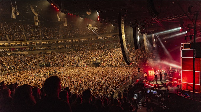 Die volle Lanxess-Arena bei einem Konzert der Berliner Musikgruppe Seeed im Jahr 2019.