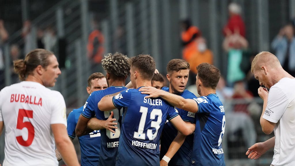 Die Spieler der TSG 1899 Hoffenheim feiern den Siegtreffer von Andrej Kramaric im DFB-Pokalspiel gegen Viktoria Köln.