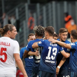 Die Spieler der TSG 1899 Hoffenheim feiern den Siegtreffer von Andrej Kramaric im DFB-Pokalspiel gegen Viktoria Köln.