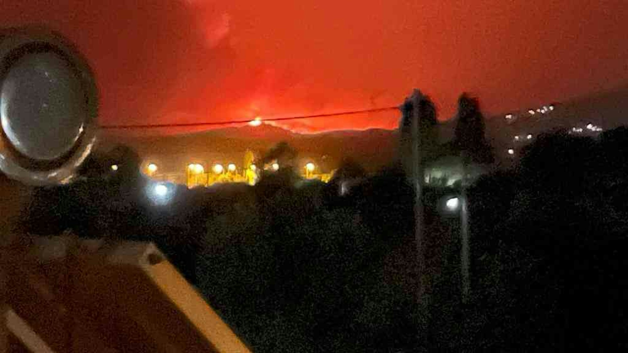 Ein Waldbrand auf der zweitgrößten griechischen Insel Euböa.