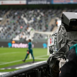 Eine TV-Kamera filmt Borussia Mönchengladbachs Torwart Yann Sommer im Bundesliga-Spiel gegen Union Berlin.