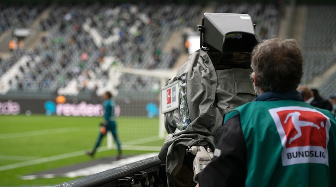 Eine TV-Kamera filmt Borussia Mönchengladbachs Torwart Yann Sommer im Bundesliga-Spiel gegen Union Berlin.
