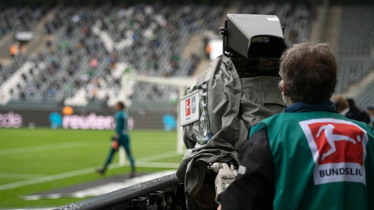 El portero del Borussia Moenchengladbach, Jan Sommer, fue filmado con una cámara de televisión en el partido de la Bundesliga alemana contra el Union Berlin.