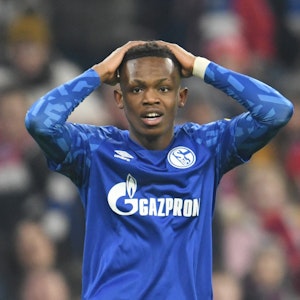 Rabbi Matondo von Schalke fasst sich beim Bundesligaspiel am 25. Januar 2020 beim FC Bayern an den Kopf.