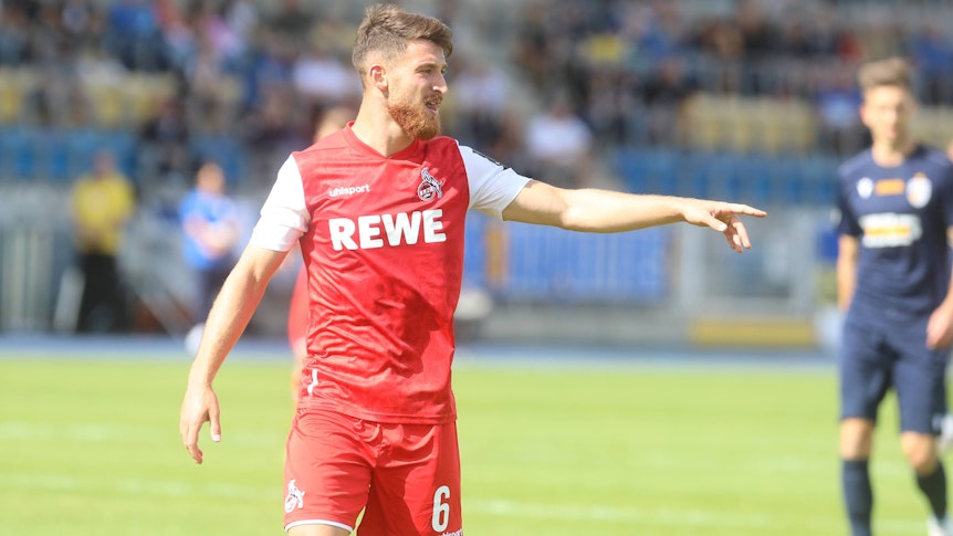 Salih Özcan spielt für den 1. FC Köln gegen Carl Zeiss Jena.