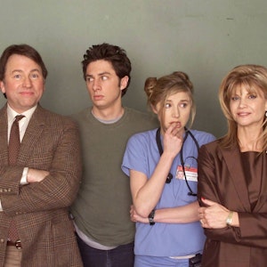 Markie Post posiert neben ihren Schauspiel-Kollegen John Ritter, Zach Braff und Sarah Chalke.