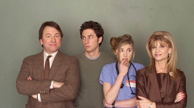 Markie Post posiert neben ihren Schauspiel-Kollegen John Ritter, Zach Braff und Sarah Chalke.