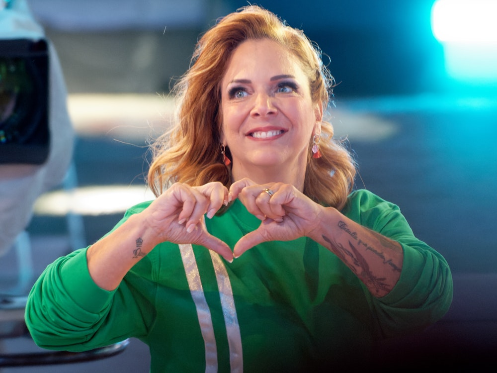 Die Teilnehmerin Danni Büchner zeigt bei der Auftaktsendung der Sat.1 Fernsehshow „Promi Big Brother“ 2021 im Studio mit ihren Händen ein Herz .