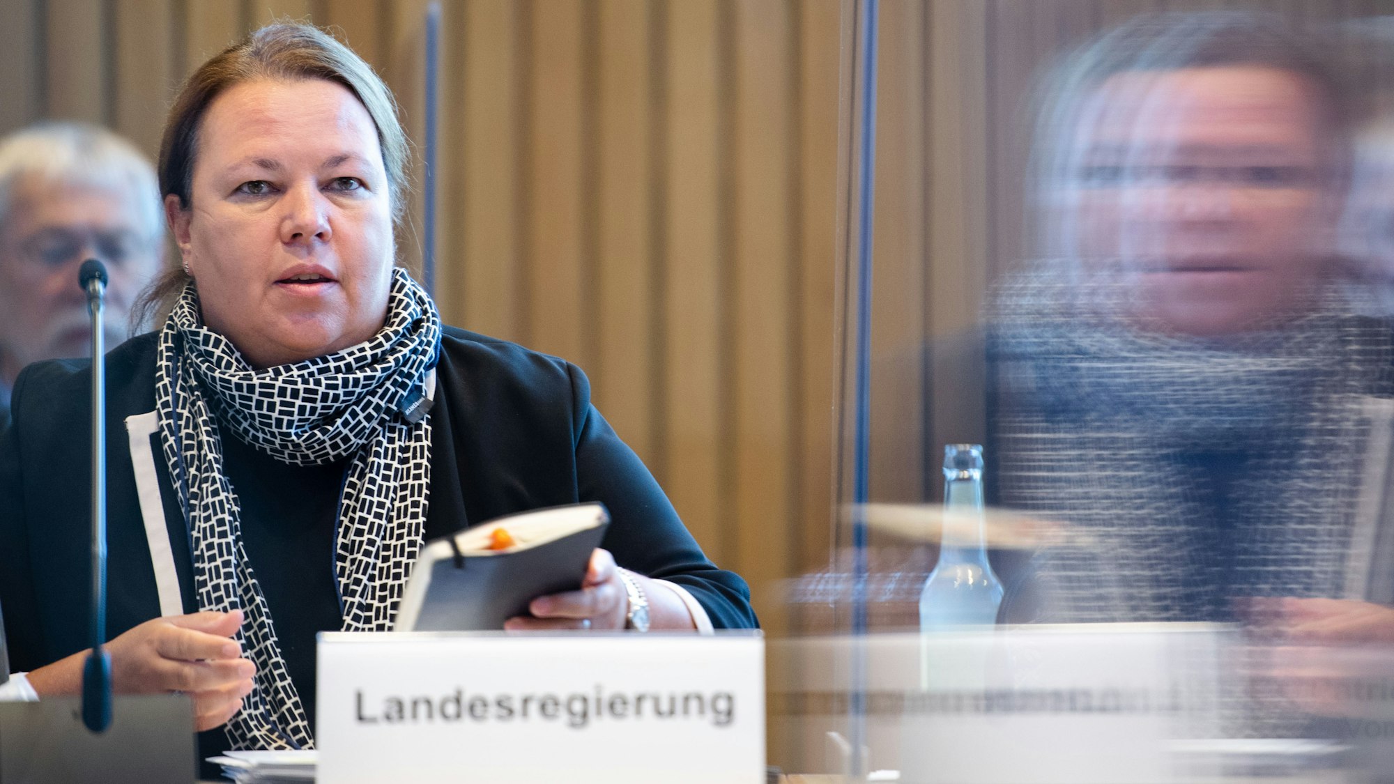 Ursula Heinen-Esser CDU, Umweltministerin von Nordrhein-Westfalen, sitzt während einer Sondersitzung des Umweltausschusses im Landtag an ihrem Platz.