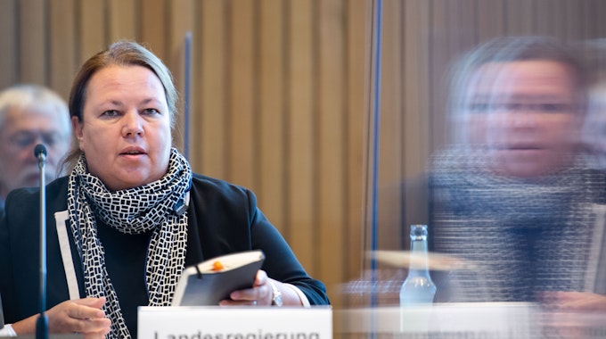 Ursula Heinen-Esser CDU, Umweltministerin von Nordrhein-Westfalen, sitzt während einer Sondersitzung des Umweltausschusses im Landtag an ihrem Platz.&nbsp;