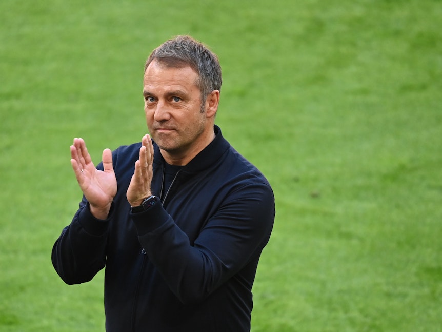 Münchens ehemaliger Trainer Hansi Flick bedankt sich bei den Zuschauern während seiner Verabschiedung vor dem Spiel am 25. Mai 2021.