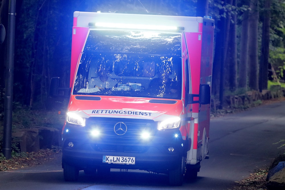 Rettungswagen der Stadt Köln auf der Zufahrt zum Geißbockheim