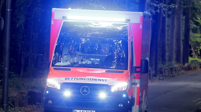 Rettungswagen der Stadt Köln auf der Zufahrt zum Geißbockheim