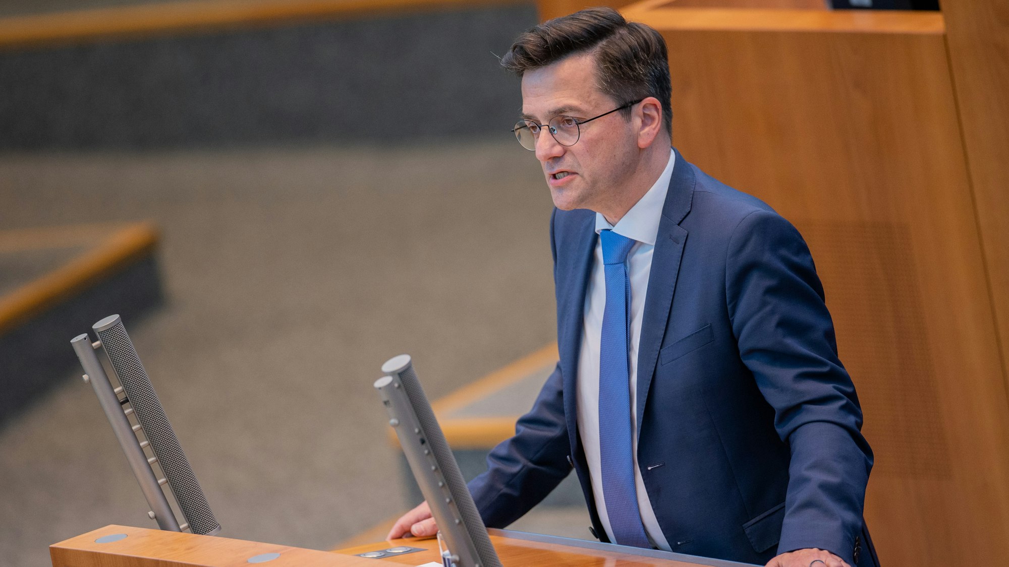 Thomas Kutschaty, SPD-Fraktionsvorsitzender und Oppositionsführer, spricht im Plenum des Landtags.