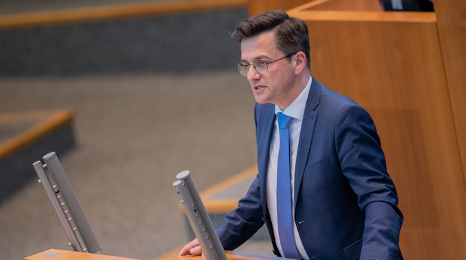 Thomas Kutschaty, SPD-Fraktionsvorsitzender und Oppositionsführer, spricht im Plenum des Landtags.