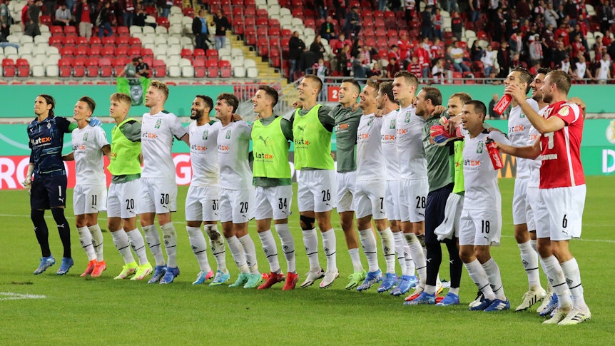 Die Gladbacher Mannschaft bejubelt den Einzug in die 2. Runde des DFB-Pokals beim 1. FC Kaiserslautern am 9. August 2021.