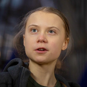 Greta Thunberg, schwedische Klimaaktivistin, spricht zu Journalisten, als sie zu einer Sitzung des Umweltrates im Gebäude des Europäischen Rates in Brüssel eintrifft.