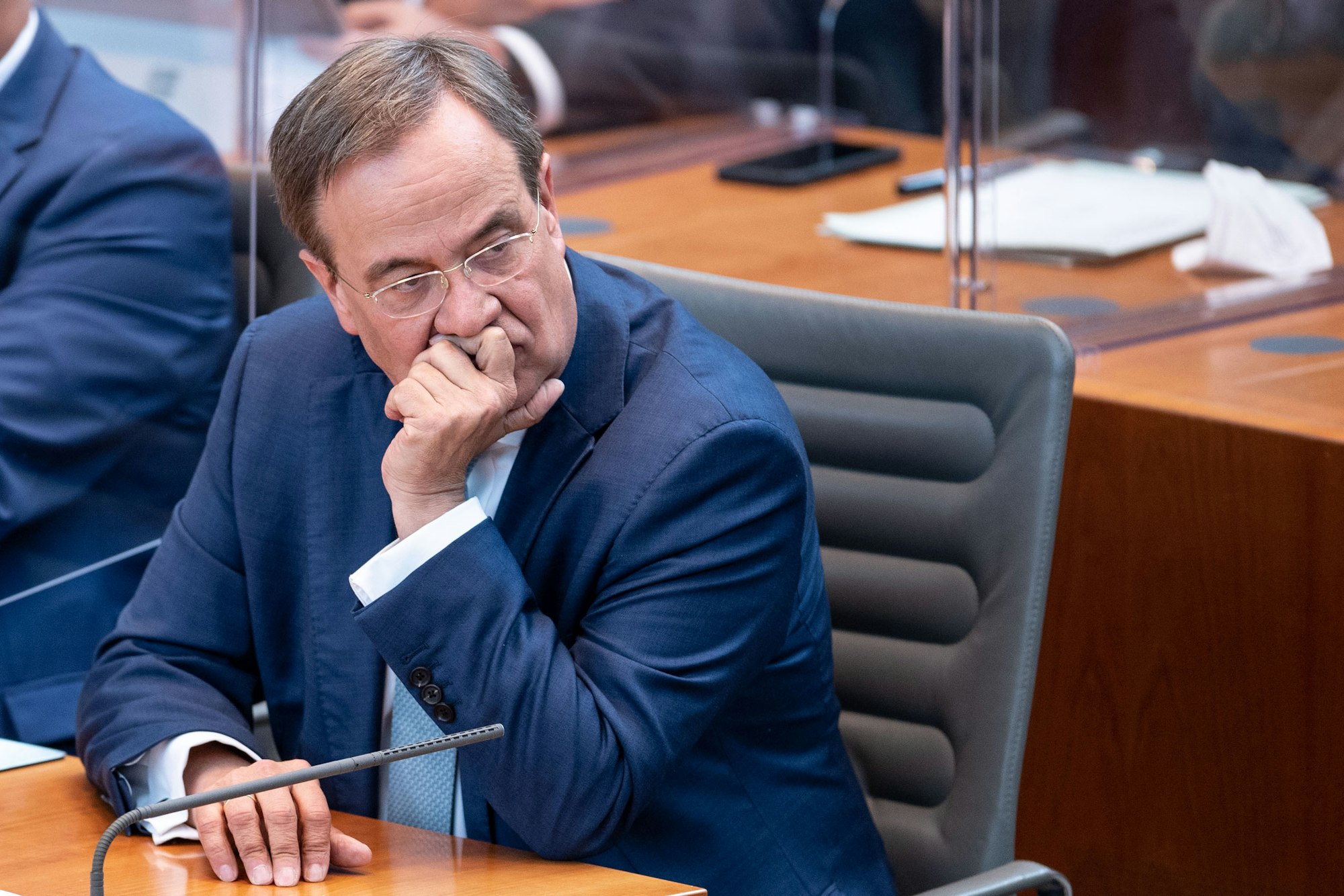Armin Laschet (CDU), Ministerpräsident von Nordrhein-Westfalen, sitzt während einer Sondersitzung des Landtags auf seinem Platz.