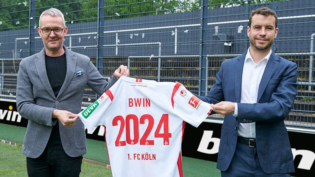 Im Franz-Kremer-Stadion präsentieren Alexander Wehrle und Stephan Heilmann die Vertragsverlängerung.