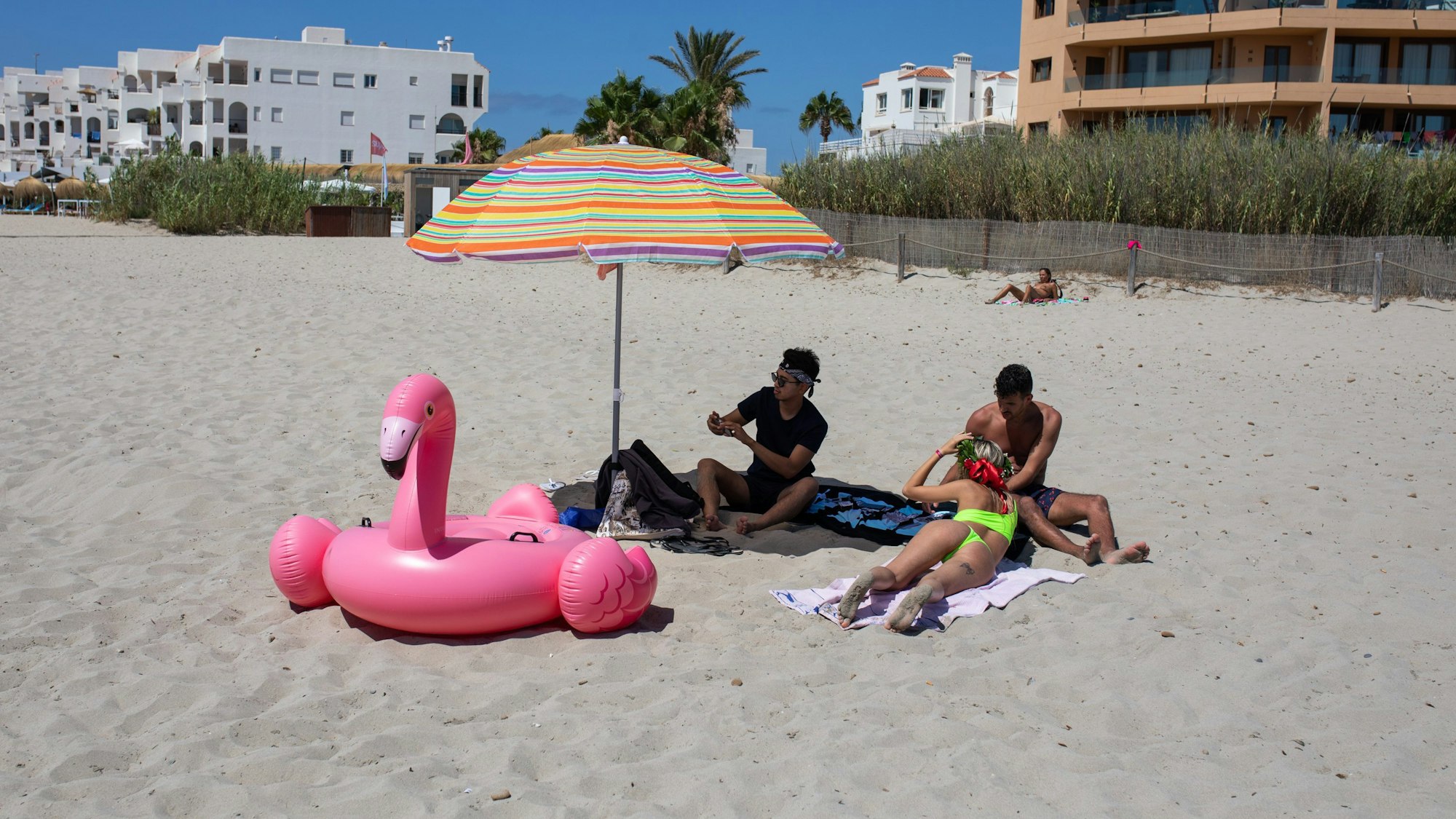 Junge Briten genießen Mitte Juli den Bossa Beach auf Ibiza: Ein junger Brite verlor auf der Urlaubsinsel zwei seiner Finger, nachdem er am Abend von einer Spinne gebissen wurde.