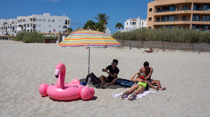 Junge Briten genießen Mitte Juli den Bossa Beach auf Ibiza: Ein junger Brite verlor auf der Urlaubsinsel zwei seiner Finger, nachdem er am Abend von einer Spinne gebissen wurde.